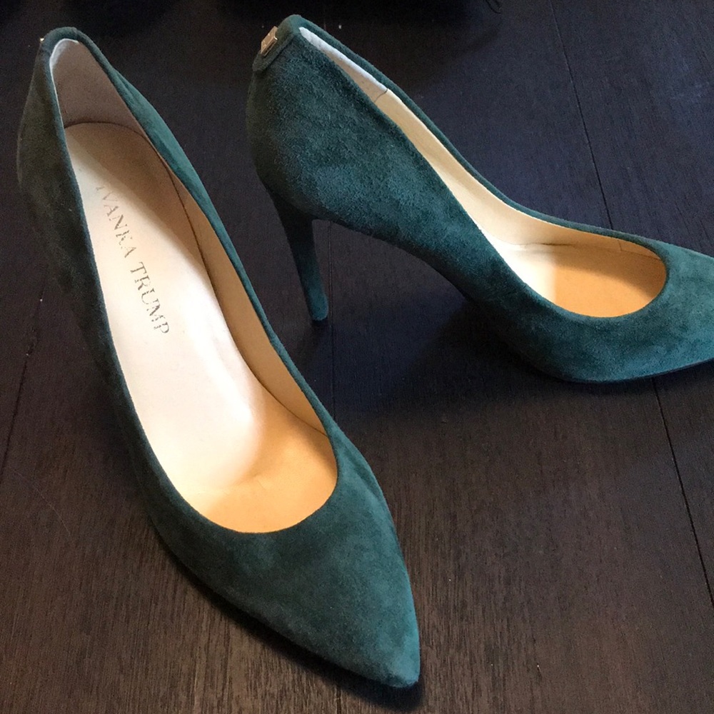 NEW Ivanka Trump green suede pumps sz 6
